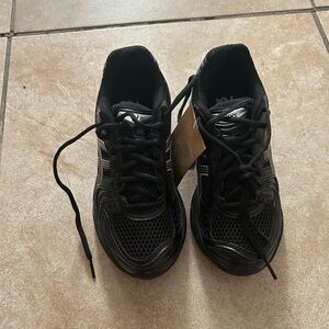 ASICS gel Black silver chrome SIZE 4